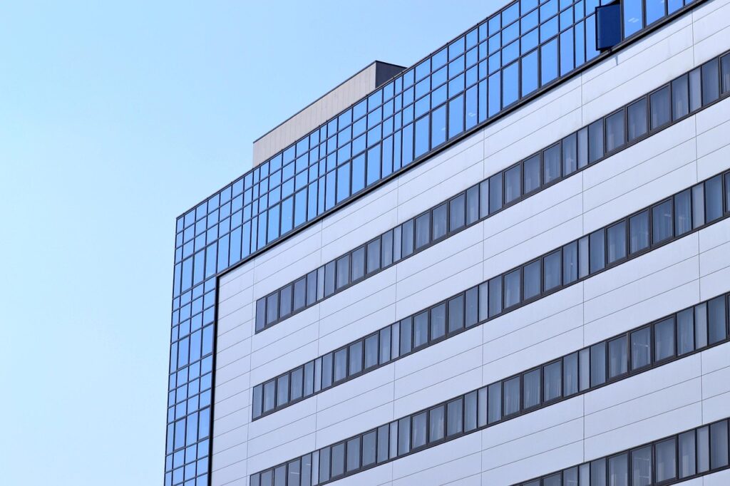 g3aeca54d2dc947b2ad097e58667619a2f9d1a1ccf69d452255cc1da73c147a49e768fccb30297b344fd4a8112ea4fae24786653457cd4c84fa1d2aa289176c05_1280-3193192 glass products, architecture, contemporary, office, companies, windows, bill, city